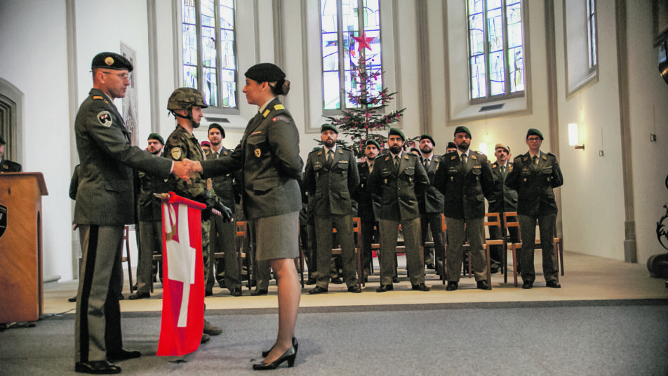 Beförderung der erfolgreichen Absolventen durch Kommandant Oberst Reto Albert (links).(Bilder: Werner Grüninger)