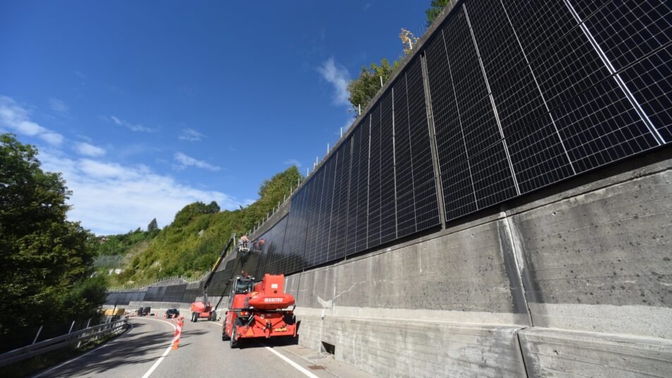 Die Photovoltaikanlage an der Umfahrungsstrasse in Teufen liefert Strom für rund 50 Vierpersonenhaushalte im Jahr. (Bild: Hans Ulrich Gantenbein)