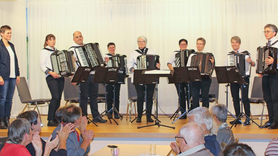 Das Harmonika-Orchester Herisau war an den beiden letzten Wochenenden auf «Ständli-Tour». (Bild: zVg)