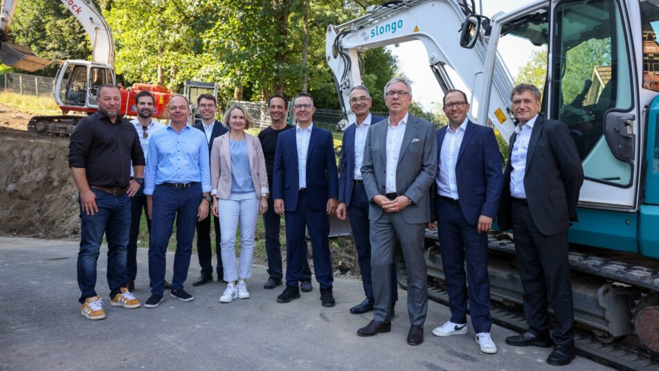 Die Verantwortlichen der Hänseler AG mit CEO Dominik Hauser (5. von rechts) beim Spatenstich. (Bild: zVg)