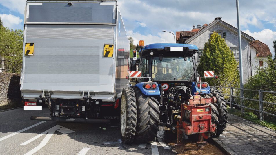 Infolge des Zusammenpralls eines Traktors mit einem Lastwagen kam es in Herisau zu Staus. (Bild: kar)