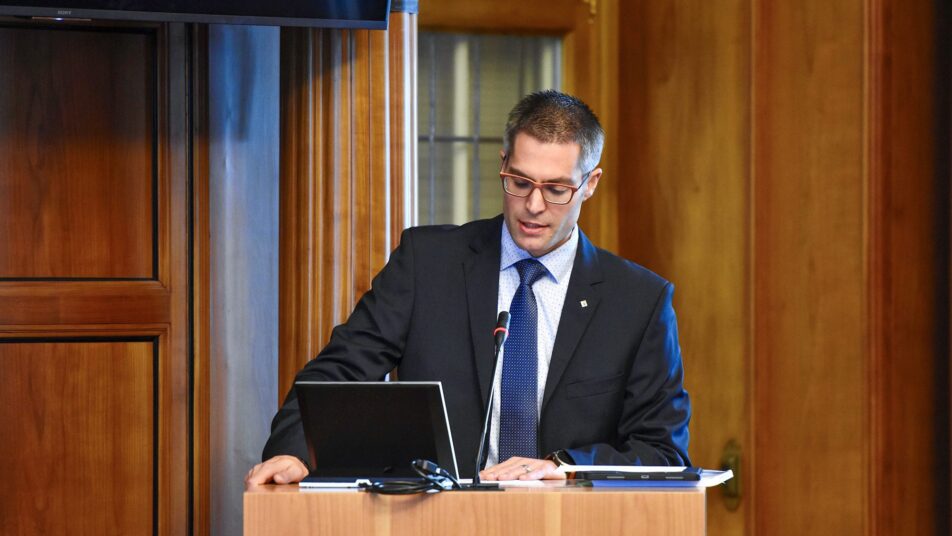 Balz Ruprecht informiert als Präsident der Kommission Finanzen.