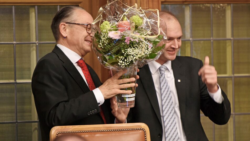 Ratspräsident Hannes Friedli (links) wird vom ersten Vizepräsidenten Walter Raschle verabschiedet.