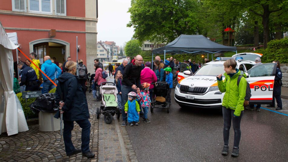 Interessierte Besucher bei der Kantonspolizei Appenzell Ausserrhoden. (Bilder: zVg)