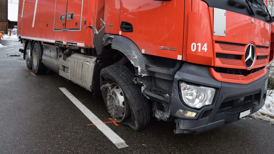 Der Schaden am Lastwagen und der Strasseninfrastruktur wird auf über zehntausend Franken geschätzt. (Bilder: KAR)