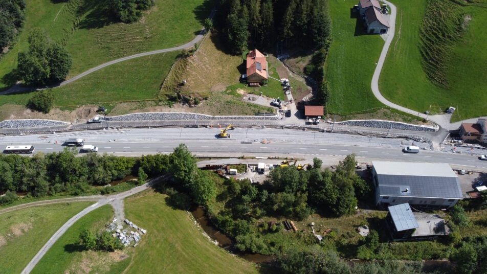 Luftaufnahme der Bauarbeiten bei der neuen Kreuzungsstelle Eggli: Am kommenden Wochenende geht sie in Betrieb. (Bild: pd)