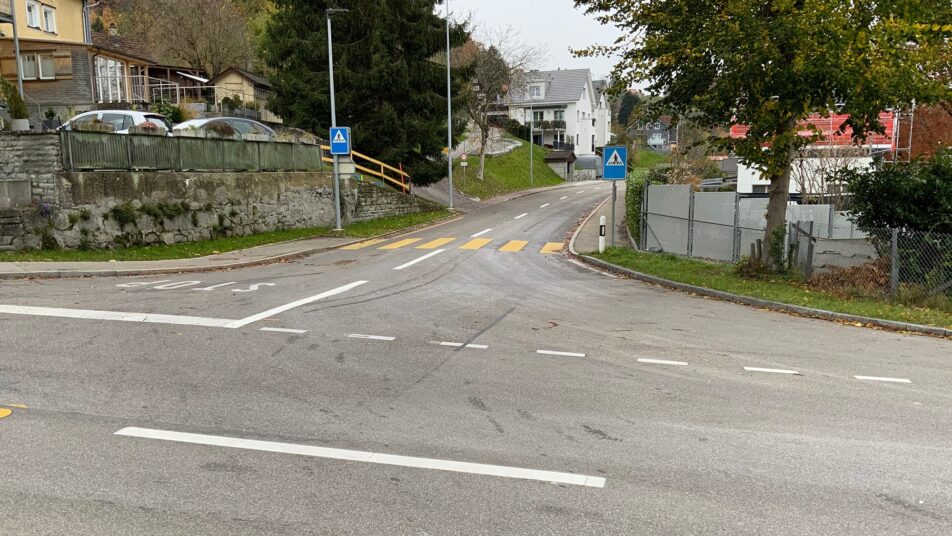 Der Verkehrsknoten in Lutzenberg Brenden: Die Trottoirlücke in der Bildmitte wird geschlossen und der Einlenker der Strasse in der rechten Bildhälfte wird verkleinert. (Bild: zVg)