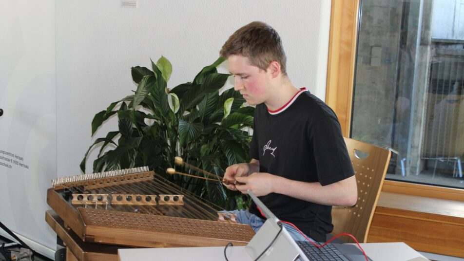 Maurus Koller baute ein elektronisches Hackbrett und wurde für den Wettbewerb «Schweizer Jugend forscht» nominiert – gespielt hat er aber auf seinem normalen Hackbrett.