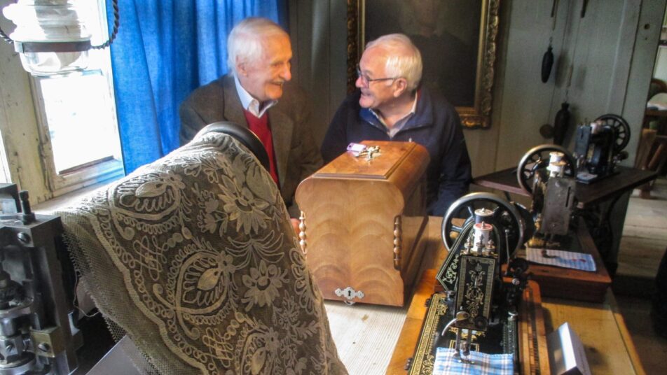 Ernst Züst, Präsident des Museumsvereins (links), unterhält sich mit Besucher Erich Hohl aus Appenzell über die Faszination alter Nähgeräte wie etwa die Kettenstich-Nähmaschine der Marke Cornely (vorne). (Bild: Peter Eggenberger)