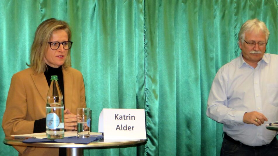 Regierungsratskandidatin Katrin Alder und Gesprächsleiter Daniel Mettler. (Bild: zVg)