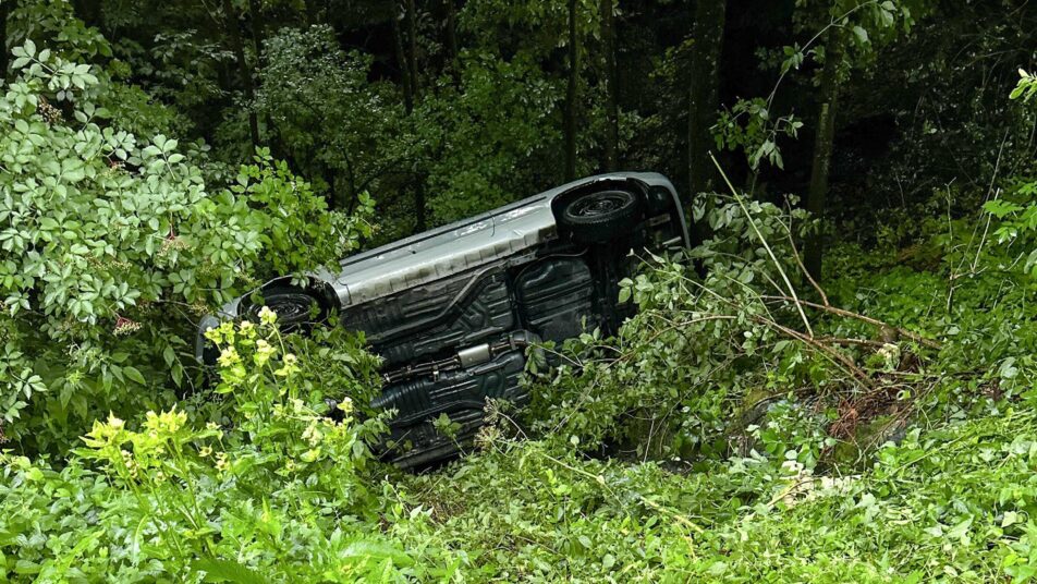 Das Auto stürzte eine Böschung hinunter und kam im Wald zum Stillstand. (Bild: kar)