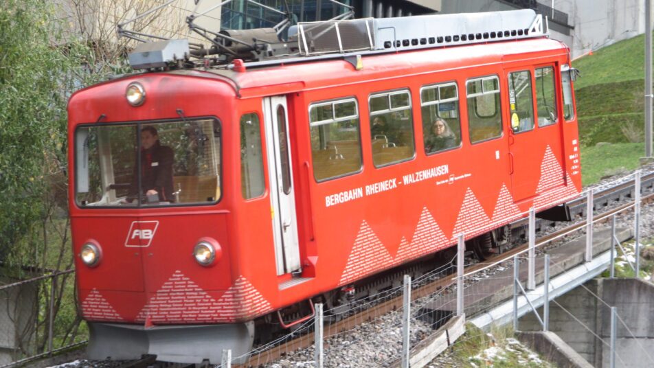 Der 65-jährige Triebwagen der Rheineck-Walzenhausen-Bergbahn hat seit 1958 stolze 1’760’000 Kilometer zurückgelegt, was 44 Umrundungen der Erdkugel entspricht. (Bild: Peter Eggenberger)