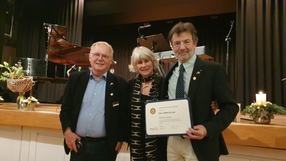 Marianne Kleiner-Schläpfer (Präsidentin RC Appenzell) und Heinz Bucher (RC Wangen-Isny-Leutkirch) überreichen Florian Sutter die Auszeichnung des «Paul Harris Fellow». (Bilder: zVg)