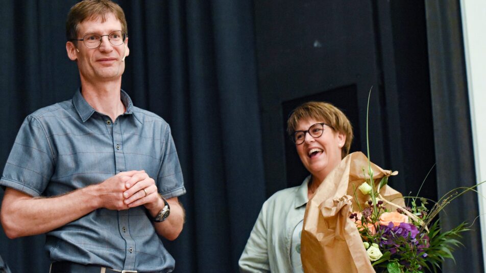 Abteilungsleiter Michael Häberli bedankt sich bei der Schulpräsidentin Irene Hagmann. (Bilder: pd)