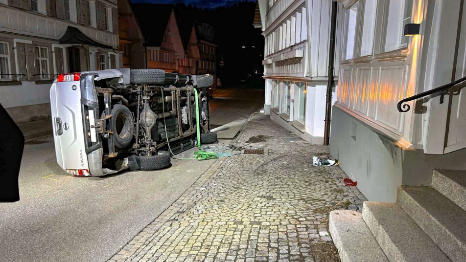 Am Mittwochabend verlor ein 57-Jähriger in Schwellbrunn die Beherrschung über sein Fahrzeug. (Bild: kar)