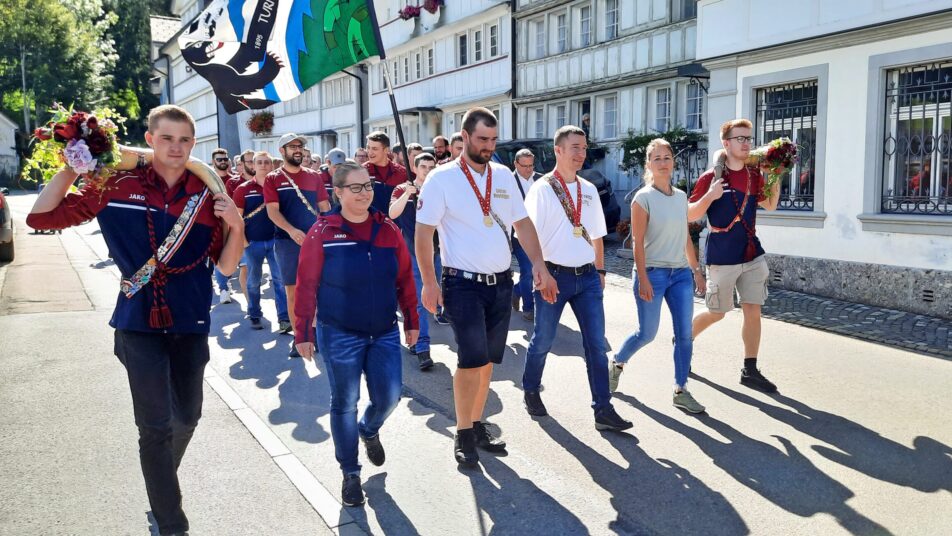 Mit den beiden frischgekürten Schweizer Meistern an der Spitze marschiert der Turnverein Schwellbrunn durch die Strassen.