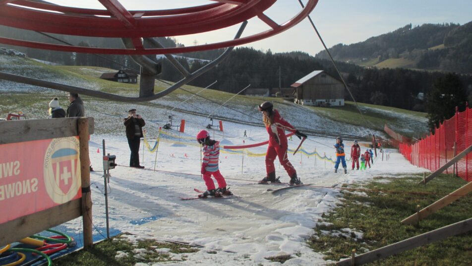 In Solenthalers Kinderskigebiet ermöglicht eine weisse, oft von Wiesengrün umgebene Fläche seit zwanzig Jahren ungetrübte Wintersportfreuden. (Bild: Peter Eggenberger)