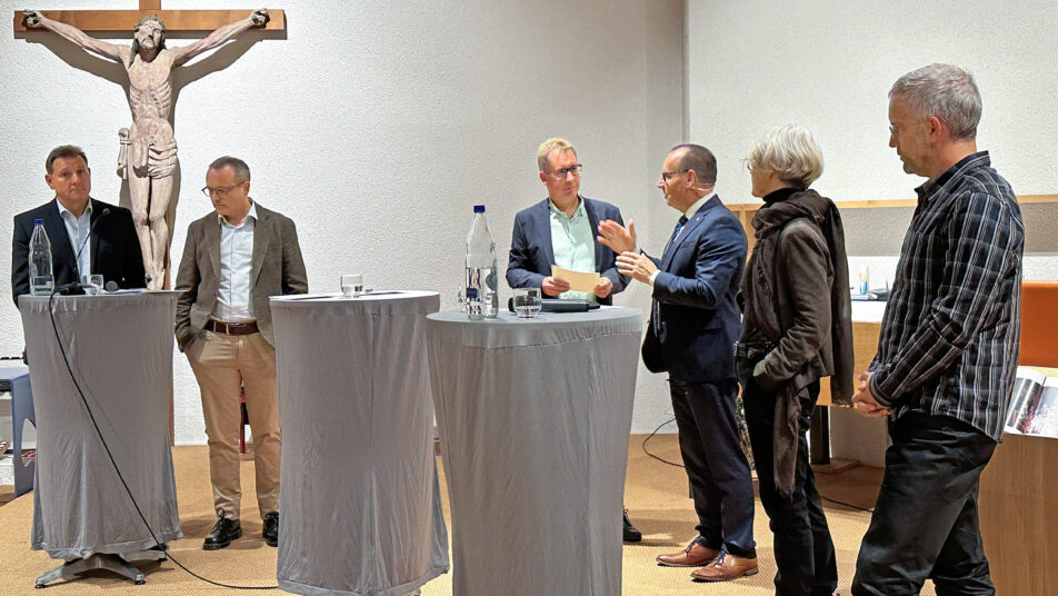 Die Podiums-Gäste (von links): Edgar Bischof, Benjamin Schindler, Roger Fuchs (Moderation), Hansueli Reutegger, Annette Joos und Jens Weber. (Bild: zVg)