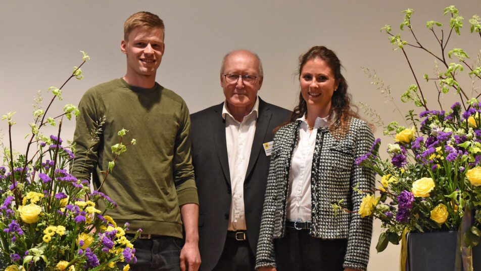 Die neuen Vorstandsmitglieder Jonas Meier und Sarah Crettaz posieren mit dem Präsidenten Heinz Jucker (Mitte). (Bilder: pd/tcs ar)
