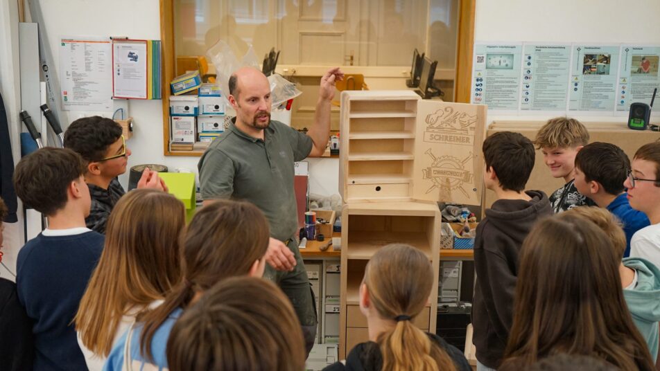 Thomas Meier, Leiter der Holzfachschule Teufen, zeigt, welche Materialien und Arbeiten in einem kleinen Möbel stecken.
