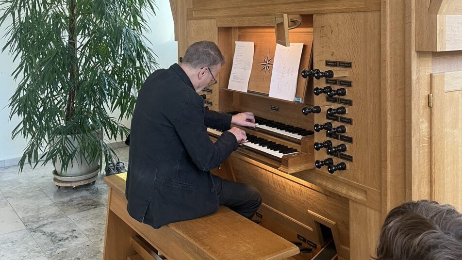 Rudolf Lutz an der Orgel.