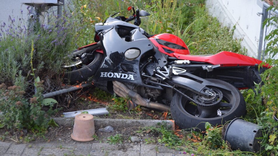 In Grub AR verunfallte ein 31-Jähriger mit einem Motorrad und richtete dabei Sachschaden an. (Bild: kar)