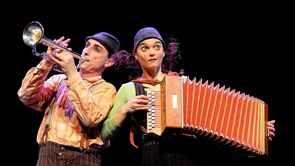 Die Compagnia Baccalà tritt weltweit im Zirkus und auf verschiedenen Bühnen auf. (Bild: zVg)