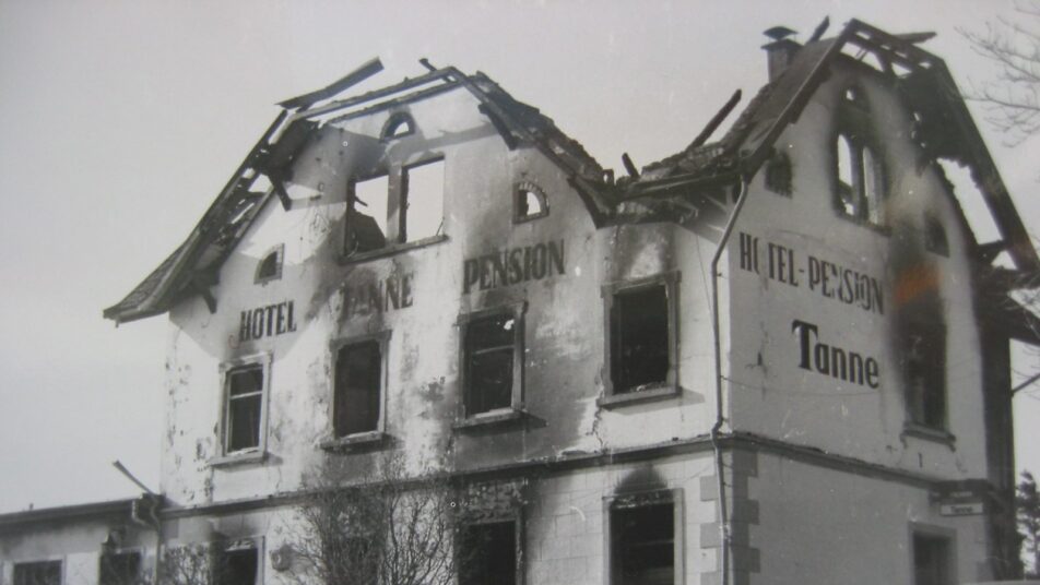 In der Nacht vom 2. auf den 3. März 1983 wurde das Gasthaus Tanne in Wald ein Raub der Flammen. (Bilder: Peter Eggenberger)