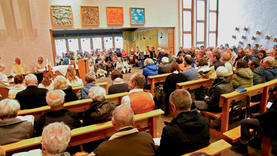 Die katholische Kirche Waldstatt: zum 50. Geburtstag bis auf den letzten Platz gefüllt. (Bilder: zVg)