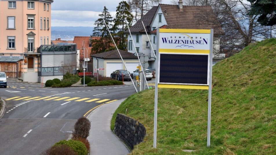 Die drei elektronischen Anzeigetafeln in Walzenhausen werden nicht durch neue ersetzt. (Bild: zVg)