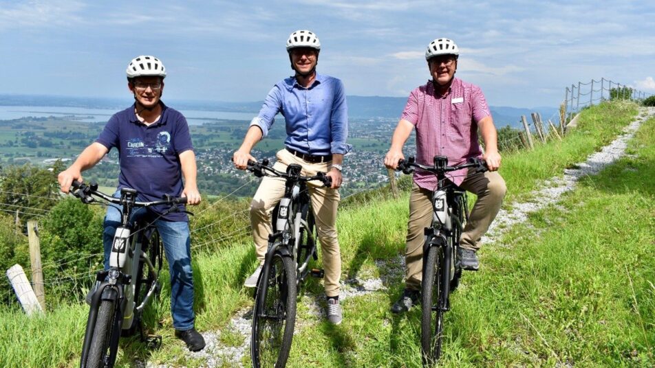 Auf den neuen E-Fahrrädern: Schulleiter Daniel Wyder, Gemeindepräsident Michael Litscher und Heimleiter Remo Jucker. (Bild: zVg)