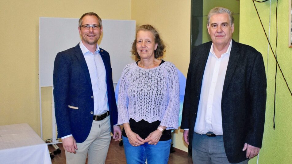 Gemeindepräsident Michael Litscher mit Myriam Schmid und Markus Pfister. (Bild: zVg)