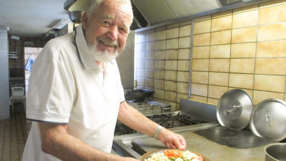 Berufsrekord: Seit 1958 und damit volle 65 Jahre lang wirkt Hanspeter Jüstrich als Koch, und seit 1971 übt er seine längst zur Berufung gewordene Tätigkeit im «Wilden Mann» in Walzenhausen aus. (Bild: Peter Eggenberger)
