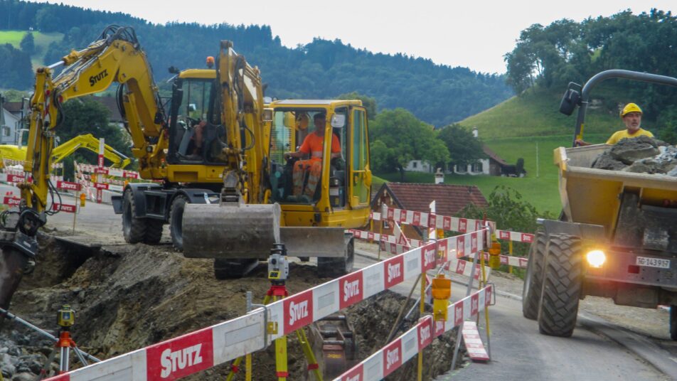 An der Strasse beim «Wilden Mann», Walzenhausen, wird intensiv gebaut. Die mittels Lichtsignalanlage geregelte Verkehrsführung erfolgt einspurig. (Bild: Peter Eggenberger)