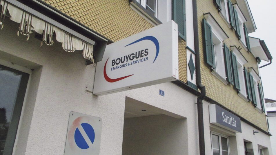 Noch immer beschriftet: Das Haustechnik-Unternehmen Bouygues AG (früher Eletro-Sanitär, dann Alpiq) hat Wolfhalden verlassen. (Bild: Peter Eggenberger)