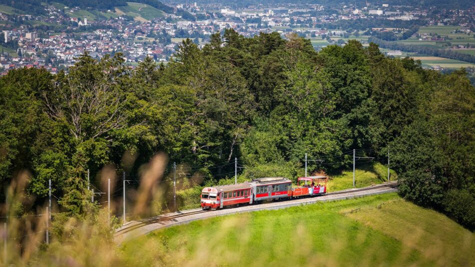 Die Zahnradbahn auf dem Weg von Altstätten nach Gais. (Bild: zVg)