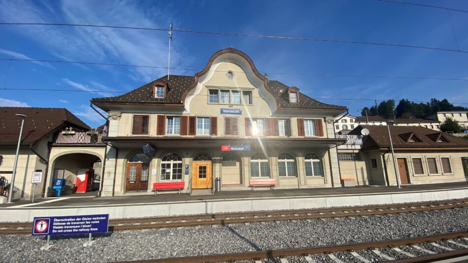 Der Wartesaal am Bahnhof Waldstatt wird künftig von der Post genutzt. (Bild: pd)
