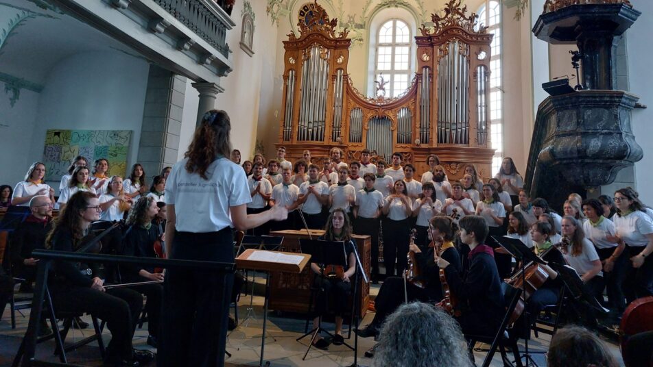 Das Gloria in D-Dur von Vivaldi, dirigiert von Anna Kölbener, bildet das Kernstück des Konzerts. (Bilder: Angela Haldimann)