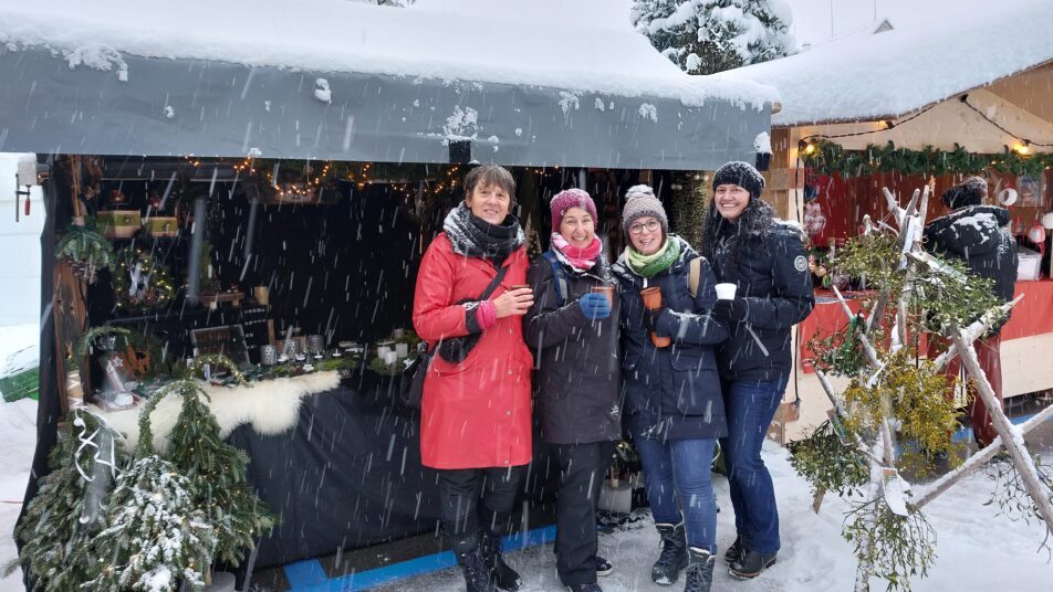 Marianne Kuster (1. von links) war zuständig für die Marktaussteller und führte mit ihren Kolleginnen aus dem Lehrerteam einen Stand mit Weihnachtsdekos.