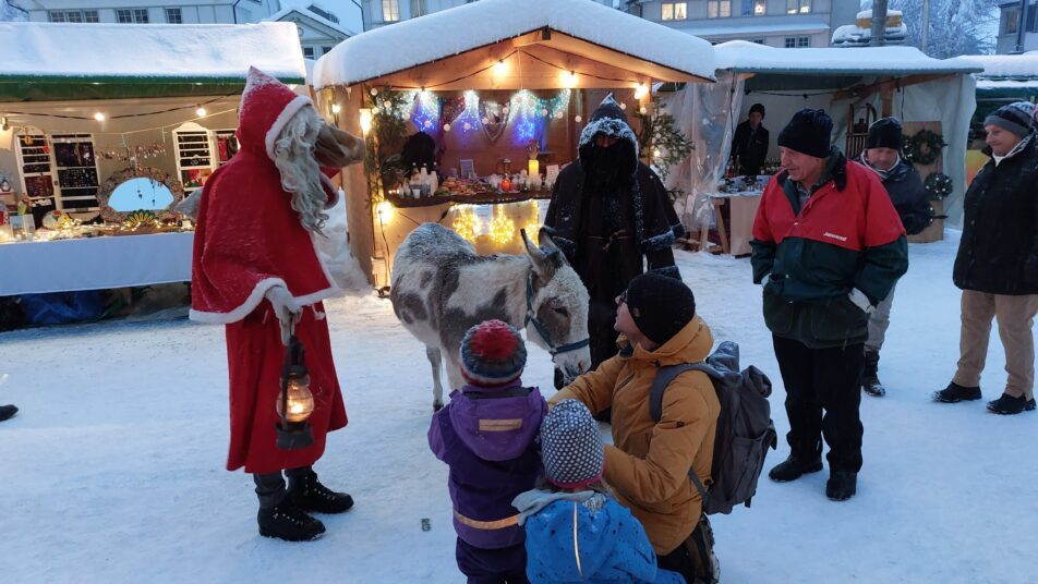 Kurz vor der Dämmerung schauten auch noch Samichlaus und Schmutzli mit ihrem Esel am Weihnachtsmarkt vorbei.