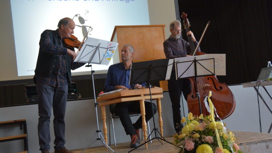 Das Vreni Kölbener gewidmete Stück «Munterwegs» wurde vom Komponisten Werner Meier , Christian Fitze und Erwin Sager (von links) uraufgeführt.