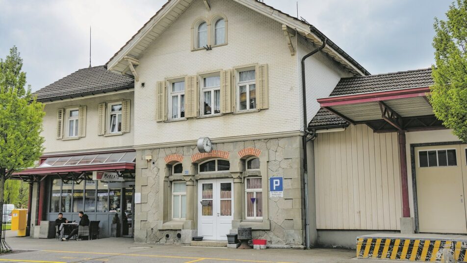 Am Bahnhof Bühler randalierte der Jugendliche und verursachte hohen Sachschaden. (Bild: Monica Dörig)
