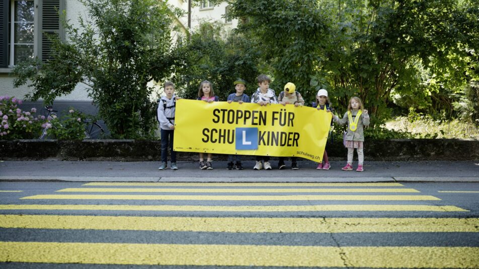 Die Kampagne «Stoppen für Schulkinder» ruft zu Vorsicht im Strassenverkehr auf. (Bild: pd/vcs)