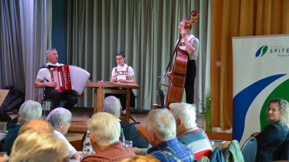 Die Familienkapelle Tüüfner Gruess unterhielt die Mitgliederversammlung der Spitex Rotbachtal zum Ausklang mit «gmögiger» Musik.
