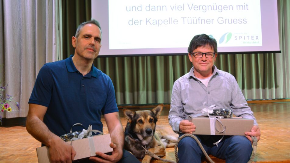 Oliver Marmilich wurde für seine 15-jährige Tätigkeit und Kurt Schedler für sein fünfjähriges Engagement bei der Spitex Rotbachtal geehrt. (Manchmal heitert auch Hund Sämi besuchte Kundinnen auf.)