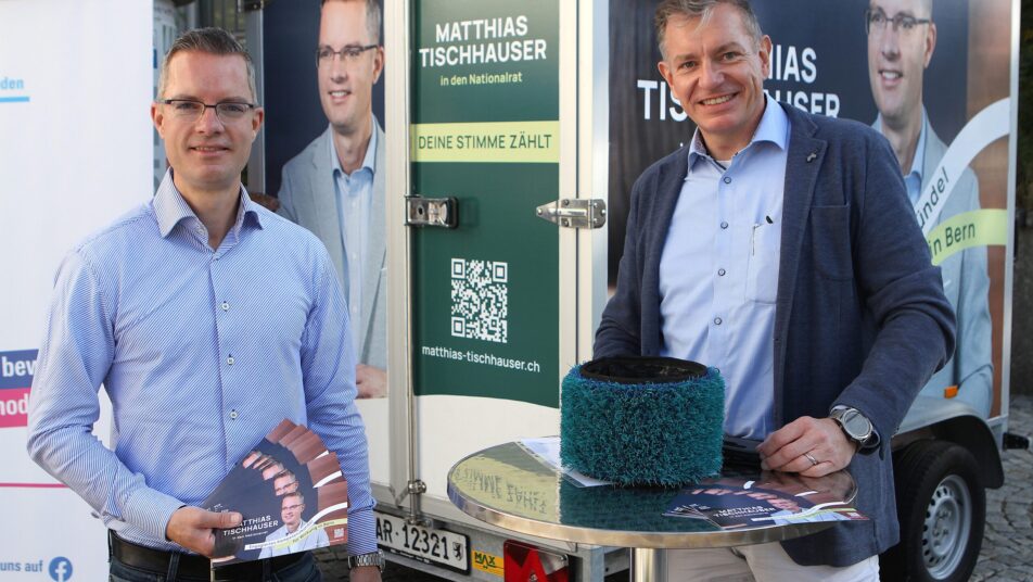 Matthias Tischhauser mit Präsident FDP Teufen Marco Sütterle. (Bild: Kans Koller)