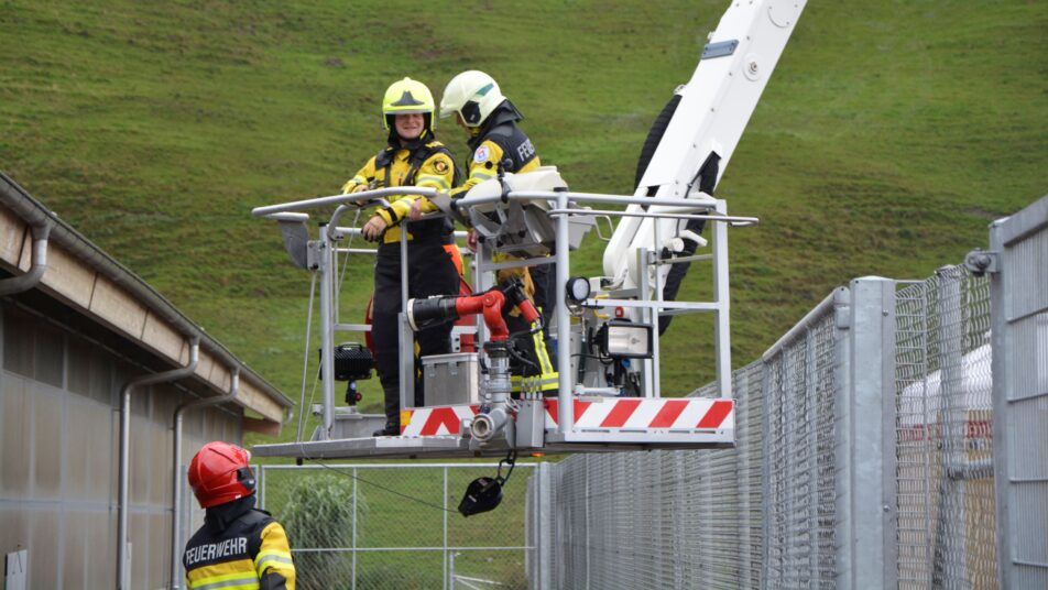 Mit dem Hubretter der Stützpunktfeuerwehr Appenzell wird ein Mann in die Höhe gebracht um das Dach zu öffnen. (Bilder: Vreni Peterer)