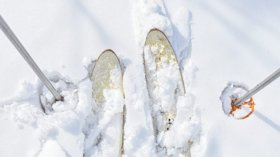 Jetzt ist Winter. Wann und mit wie viel Schnee Wintersportler «rechnen» dürfen, ist ungewiss. (Symbolbild)