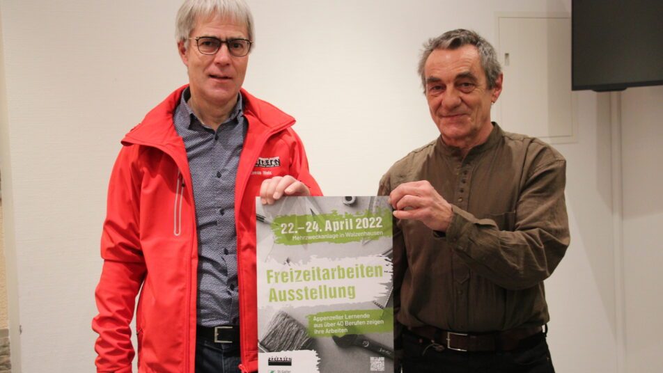 Kommissionspräsident Andreas Welz und Berufschullehrer Silvano Colombo präsentieren den Siegerentwurf von Yvonne Steinegger aus Altendorf (von links).