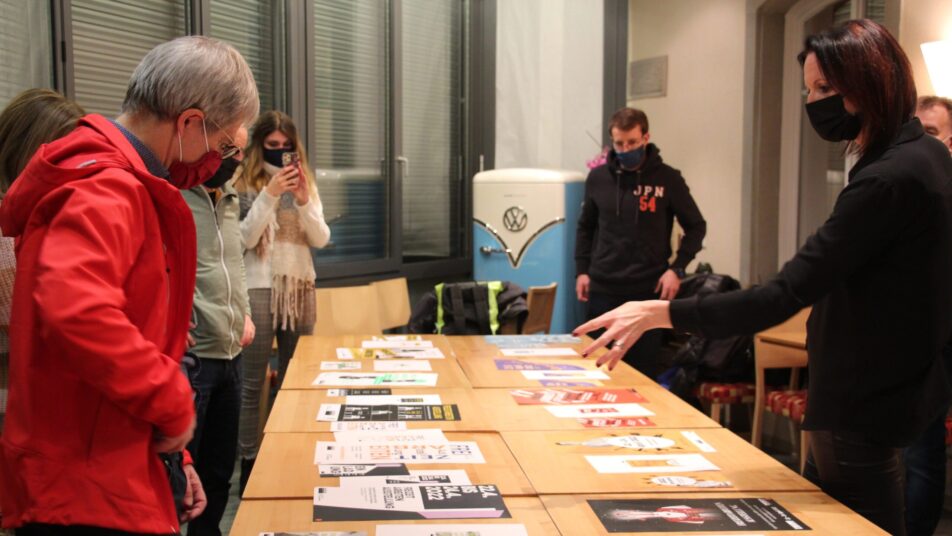 OK- und Kommissionsmitglieder der Freizeitarbeiten-Ausstellung diskutieren die 16 originellen Entwürfe der Polygrafenklasse. (Bilder: Karin Steffen)